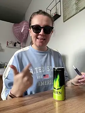 Amy  Leee  online show from April 7, 11:12 am