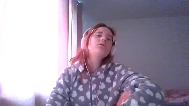 Snapshot of LuckySLove chatting on June 8, 5:35 pm LuckySLove online show from June 8, 5:35 pm