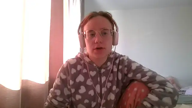 Snapshot of LuckySLove chatting on June 18, 4:23 pm LuckySLove online show from June 18, 4:23 pm