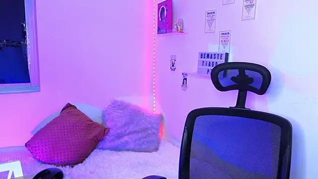 Emily Lindey online show from March 7, 4:52 am