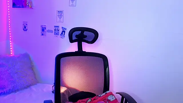 Emily Lindey online show from April 8, 4:25 am