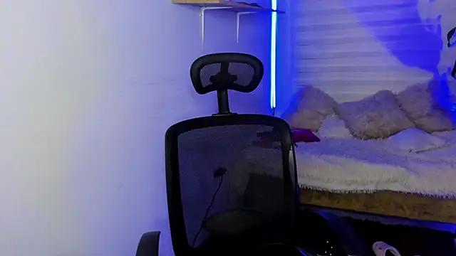 Emily Lindey online show from October 31, 5:04 am