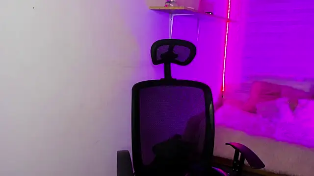 Emily Lindey online show from November 30, 3:18 am