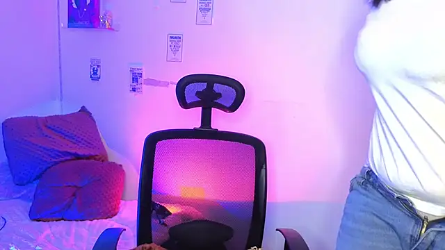 Emily Lindey online show from April 14, 3:55 am