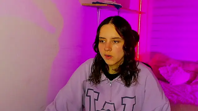 Emily Lindey online show from November 18, 3:21 am