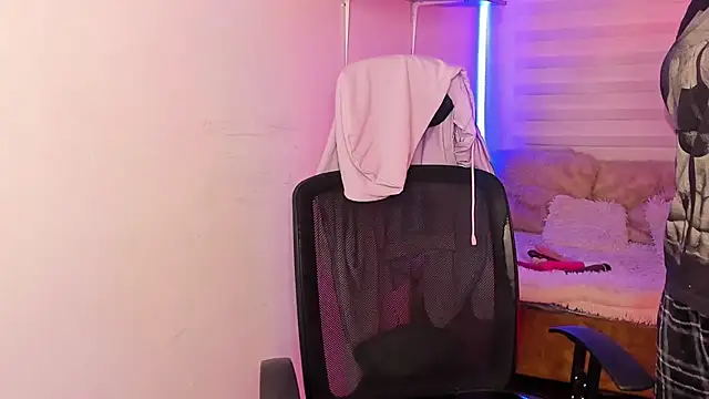 Emily Lindey online show from October 23, 3:27 am