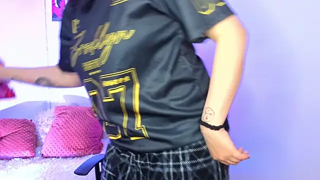 Emily Lindey online show from April 18, 3:42 am