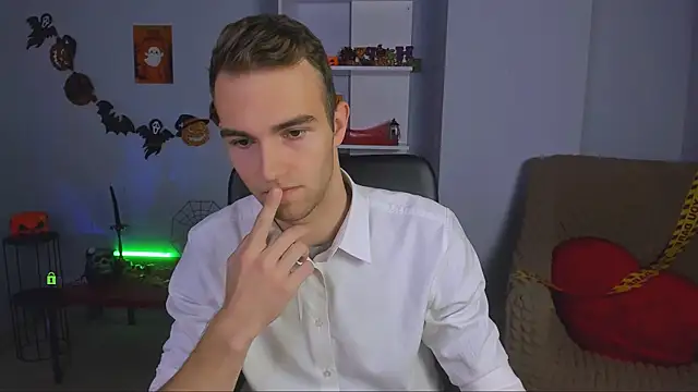 Snapshot of astren_villo chatting on October 28, 1:21 pm astren villo online show from October 28, 1:21 pm