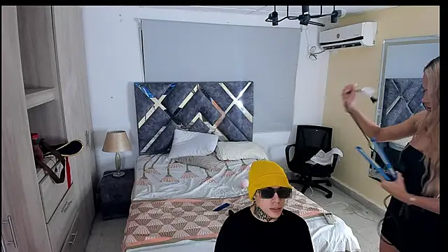 Snapshot of lily_and_wan chatting on October 17, 3:21 am lily and wan online show from October 17, 3:21 am