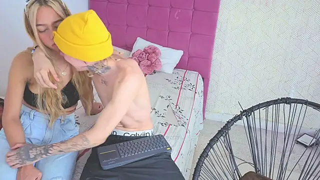 Snapshot of lily_and_wan chatting on October 19, 8:28 am lily and wan online show from October 19, 8:28 am