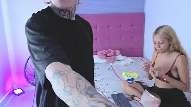 Snapshot of lily_and_wan chatting on October 22, 4:12 am lily and wan online show from October 22, 4:12 am