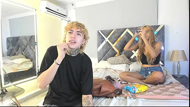 Snapshot of lily_and_wan chatting on October 15, 2:54 am lily and wan online show from October 15, 2:54 am