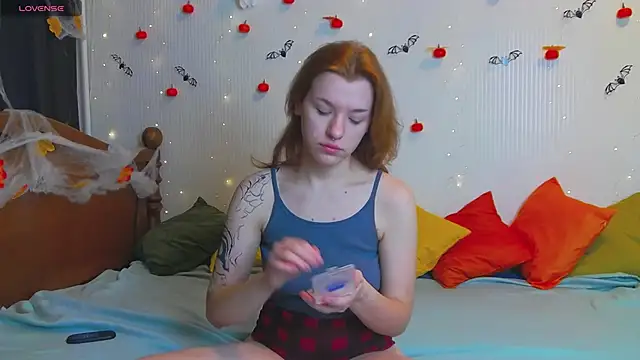 Snapshot of MeganNewCat chatting on November 1, 9:47 am MeganNewCat online show from November 1, 9:47 am