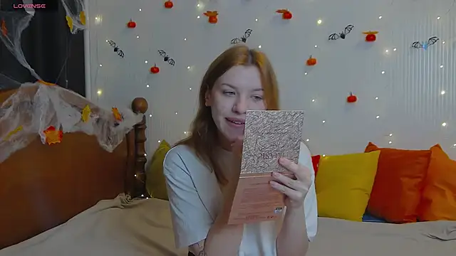 Snapshot of MeganNewCat chatting on October 23, 8:46 am MeganNewCat online show from October 23, 8:46 am