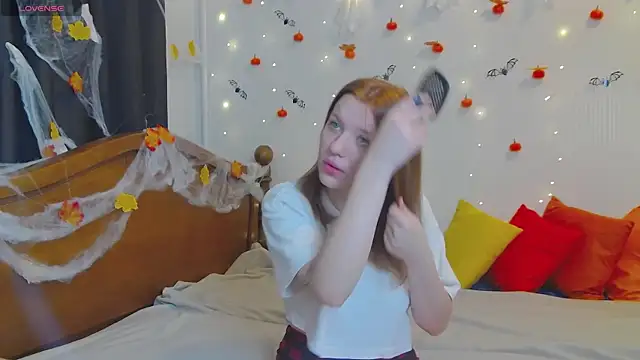 Snapshot of MeganNewCat chatting on October 25, 9:19 am MeganNewCat online show from October 25, 9:19 am