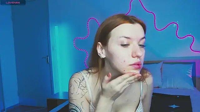 Snapshot of MeganNewCat chatting on December 1, 1:34 pm MeganNewCat online show from December 1, 1:34 pm