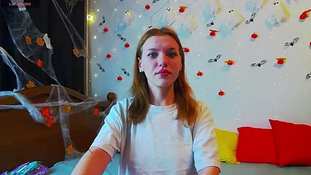 Snapshot of MeganNewCat chatting on November 5, 9:01 am MeganNewCat online show from November 5, 9:01 am