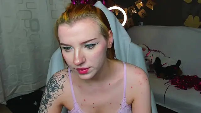 Snapshot of MeganNewCat chatting on June 24, 8:39 pm MeganNewCat online show from June 24, 8:39 pm
