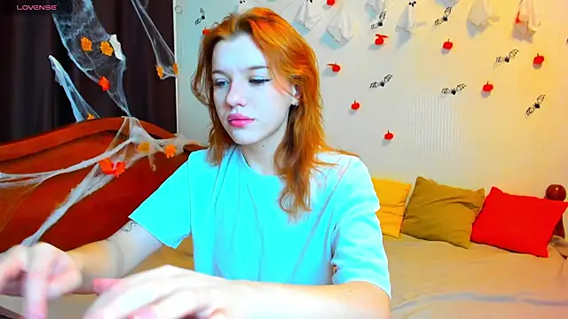 Snapshot of MeganNewCat chatting on November 14, 9:24 am MeganNewCat online show from November 14, 9:24 am