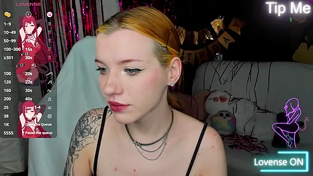 Snapshot of MeganNewCat chatting on June 14, 9:38 pm MeganNewCat online show from June 14, 9:38 pm