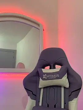 Snapshot of La-Gatiita-trans chatting on November 18, 3:59 pm La-Gatiita-trans online show from November 18, 3:59 pm