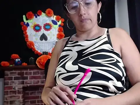 Snapshot of Lucyy_Naugthy chatting on November 10, 12:32 pm Lucyy Naugthy online show from November 10, 12:32 pm