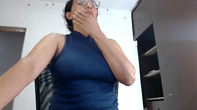 Snapshot of Lucyy_Naugthy chatting on December 17, 2:33 pm Lucyy Naugthy online show from December 17, 2:33 pm