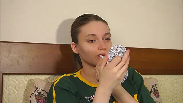 Snapshot of RoslynArcuo chatting on December 4, 8:19 pm RoslynArcuo online show from December 4, 8:19 pm