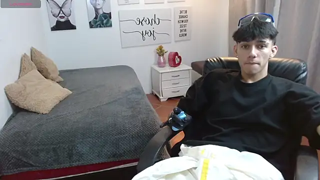 AmethystShadow17 online show from October 31, 3:19 pm