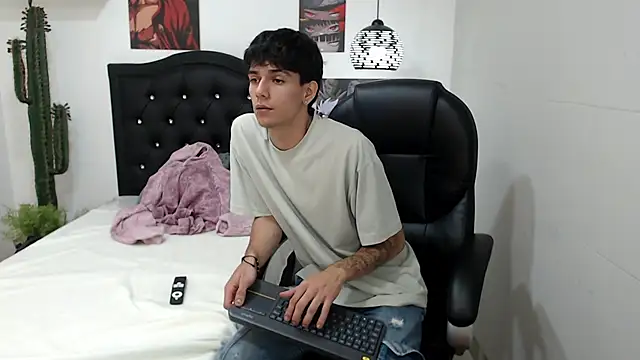 AmethystShadow17 online show from May 17, 4:01 am