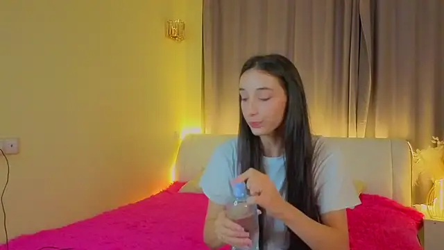 HayleySalahubdin online show from October 18, 8:00 pm