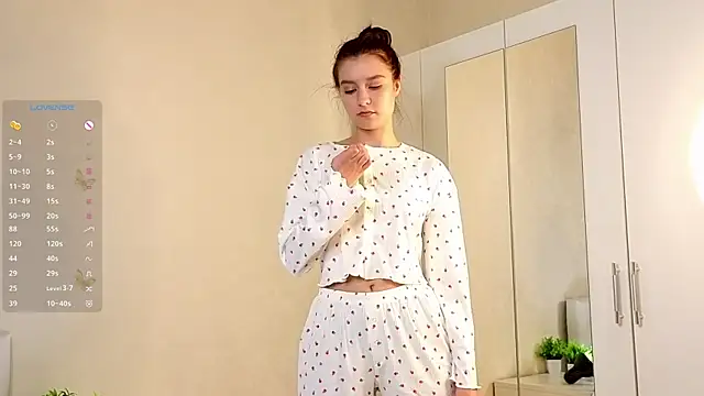 Snapshot of La_L_U_N_E chatting on October 23, 3:54 pm La L U N E online show from October 23, 3:54 pm