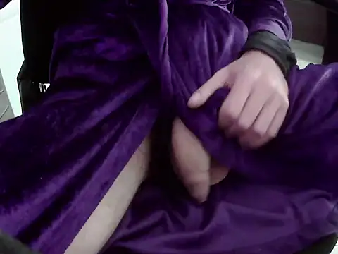 Snapshot of Batboy94 chatting on November 22, 12:21 am Batboy94 online show from November 22, 12:21 am