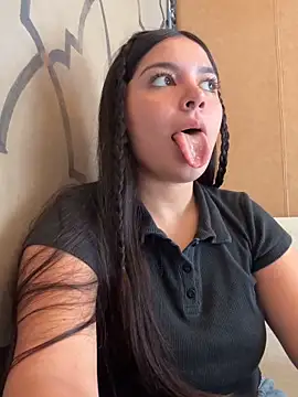 Snapshot of GODDESS_zyrene chatting on November 18, 7:39 pm GODDESS zyrene online show from November 18, 7:39 pm