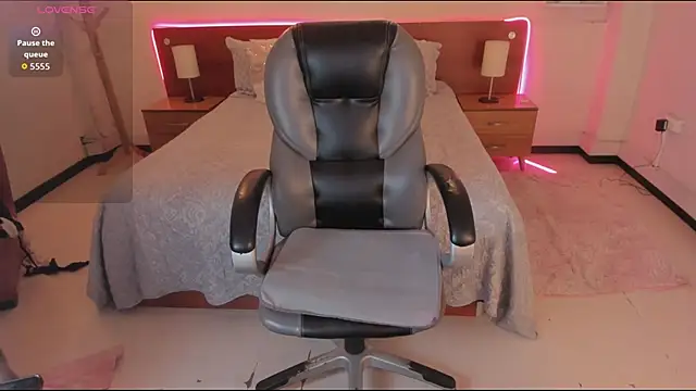 Cat  Moon   online show from December 19, 8:11 pm