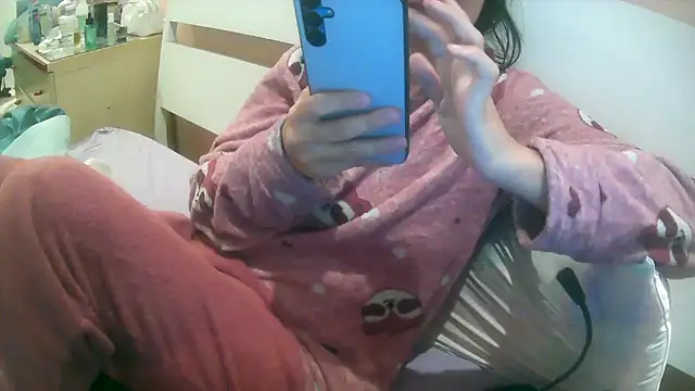 Snapshot of Honeyjuice73 chatting on December 3, 7:35 pm Honeyjuice73 online show from December 3, 7:35 pm