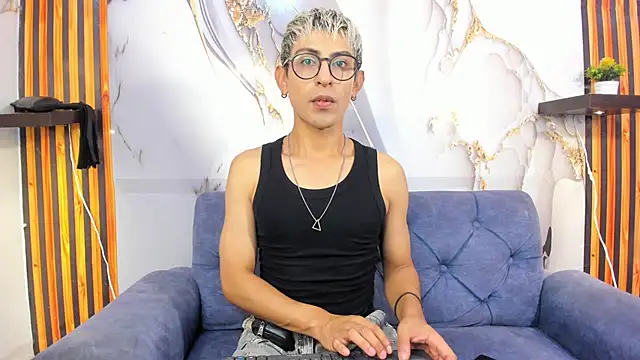 Snapshot of Axiel_LatinBoy chatting on October 22, 3:28 am Axiel LatinBoy online show from October 22, 3:28 am