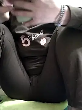 Snapshot of Amanda-_ena- chatting on November 2, 6:29 am Amanda- ena- online show from November 2, 6:29 am