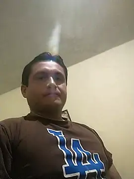 Snapshot of checheludo23 chatting on February 5, 3:24 am checheludo23 online show from February 5, 3:24 am