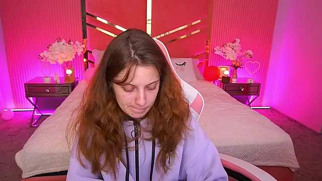 Snapshot of CuteeFoxy chatting on December 18, 2:21 pm CuteeFoxy online show from December 18, 2:21 pm