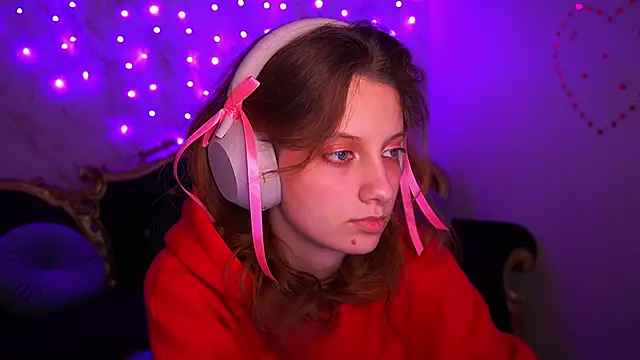 Snapshot of CuteeFoxy chatting on February 21, 2:19 pm CuteeFoxy online show from February 21, 2:19 pm