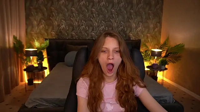 Snapshot of CuteeFoxy chatting on June 26, 1:17 pm CuteeFoxy online show from June 26, 1:17 pm