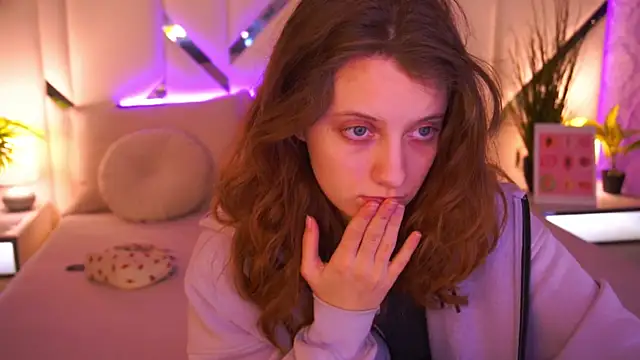 CuteeFoxy online show from March 6, 1:28 pm