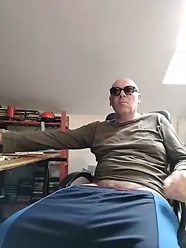 nicolaspgarnier online show from April 4, 2:23 pm