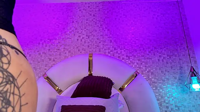 Snapshot of emmy_rose25 chatting on February 26, 11:43 am emmy rose25 online show from February 26, 11:43 am