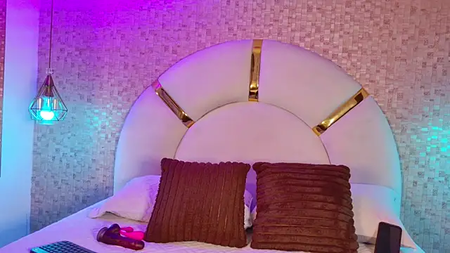 Snapshot of emmy_rose25 chatting on February 12, 11:43 am emmy rose25 online show from February 12, 11:43 am