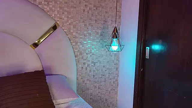 Snapshot of emmy_rose25 chatting on March 4, 11:40 am emmy rose25 online show from March 4, 11:40 am