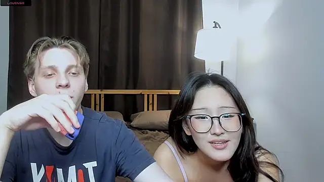 Snapshot of Blossomandbee chatting on November 10, 11:43 pm Blossomandbee online show from November 10, 11:43 pm