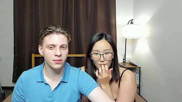 Snapshot of Blossomandbee chatting on February 12, 8:08 pm Blossomandbee online show from February 12, 8:08 pm