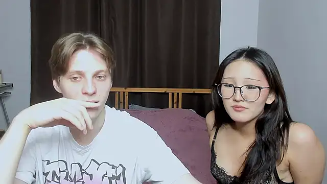 Snapshot of Blossomandbee chatting on November 3, 8:23 pm Blossomandbee online show from November 3, 8:23 pm